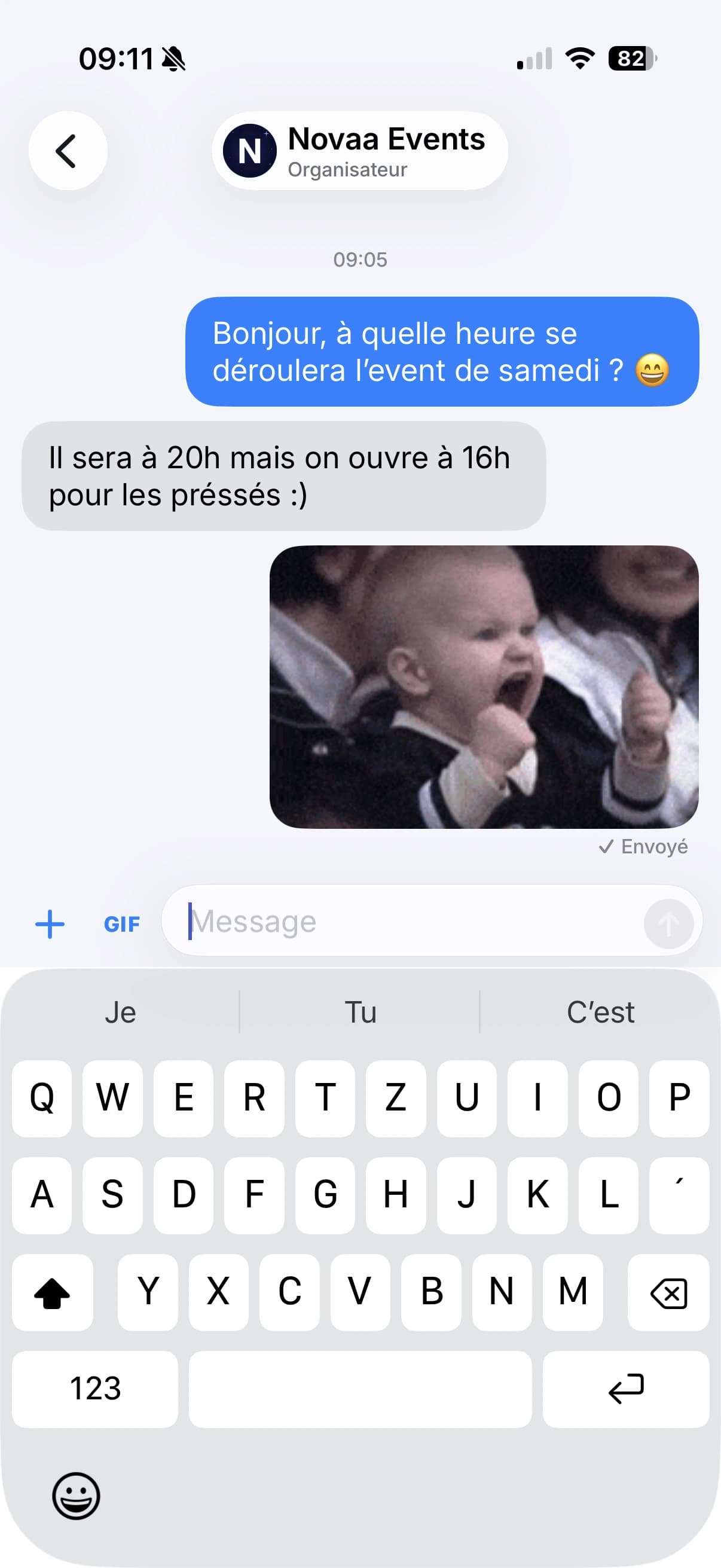 Conversation dans Novaa entre un participant et un organisateur, avec un GIF envoyé dans le fil.